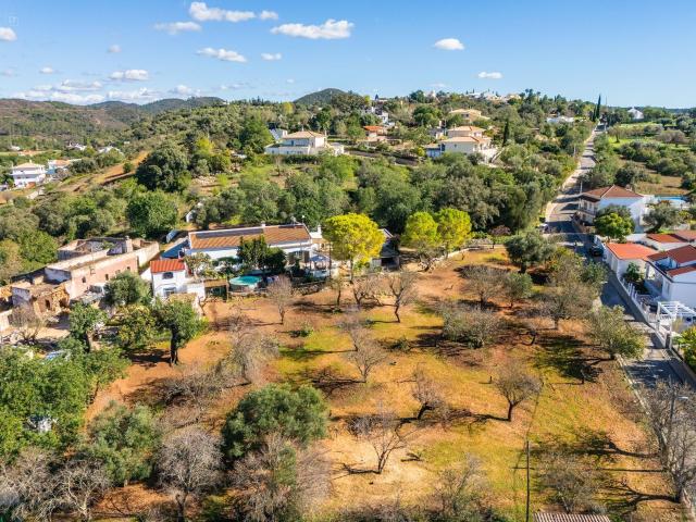 Casa tradicional com anexo para hóspedes, garagem e vários anexos em Querença, Loulé, Loulé, Loulé
