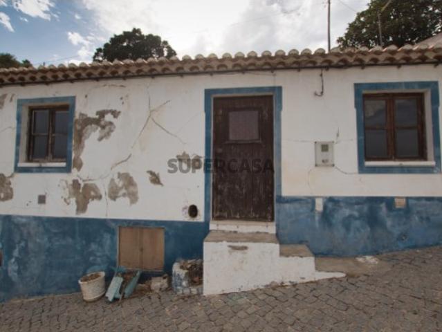 Casa Tradicional com Grande Potencial no Centro Histórico de Aljezur