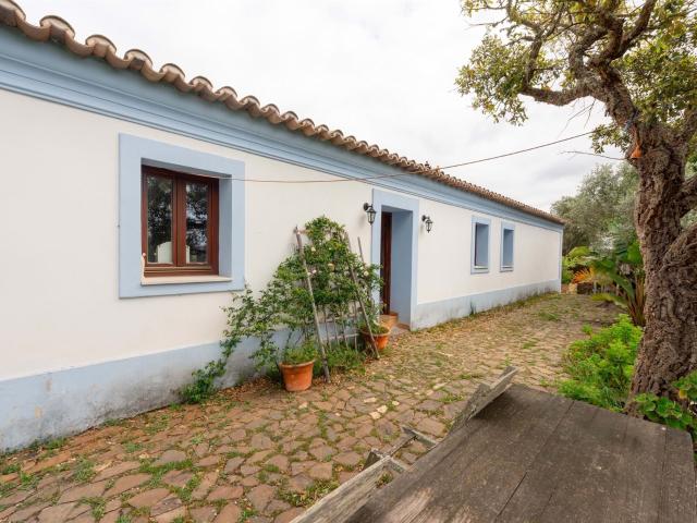 Casa tradicional exclusiva off grid com 15 hectares no inter. 137m² Bensafrim e Barão de São João