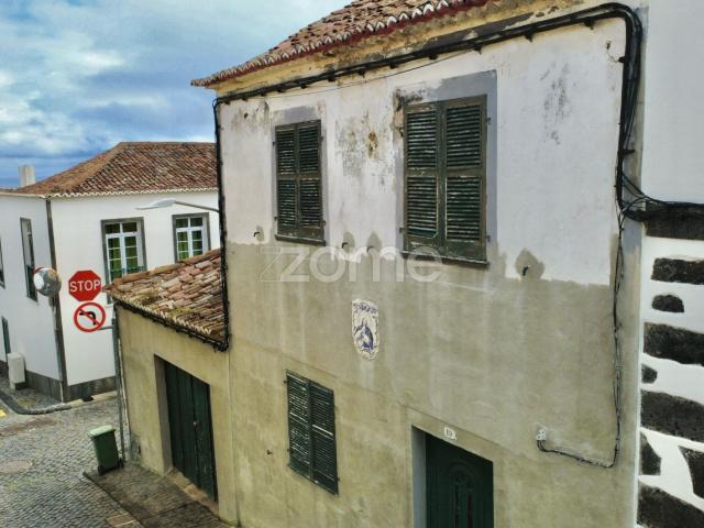 Casa Tradicional para Reforma com Garagem – Ribeira Grande