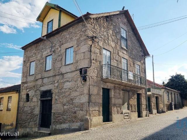 Casa tradicional T4 em Lajeosa do Mondego de 194,00 m2