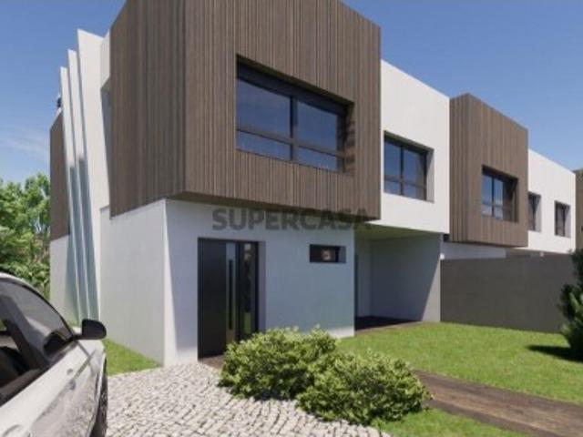 Casa tradicional T4 em Rio de Mouro de 188,00 m²