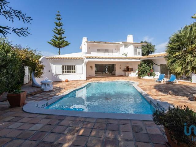 Casa tradicional T5 em Corroios de 365,00 m²