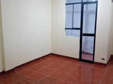 Casa triplex con dormitorioscochera cruce avuniversitaria con metropolitana