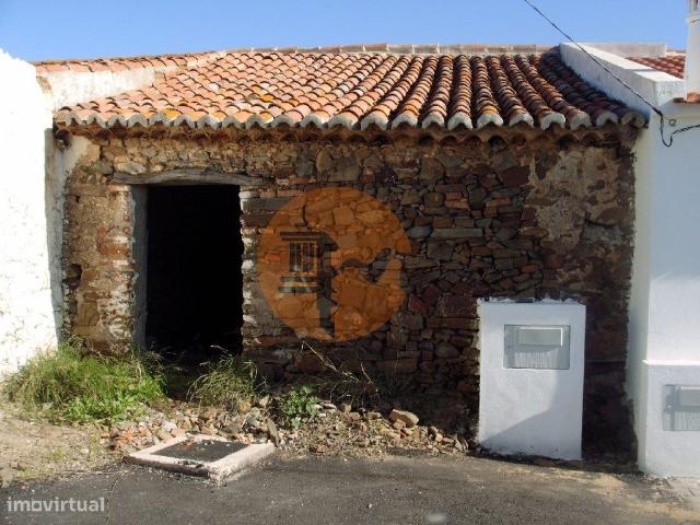 Casa Trrea com 80 m2 para reconstruir com 3 Divises em Corte Nova.