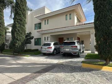 “Casa Única en Esquina Frente a Parque | 4 Recámaras | Terraza con Asador & Jacuzzi |en Jardín Real