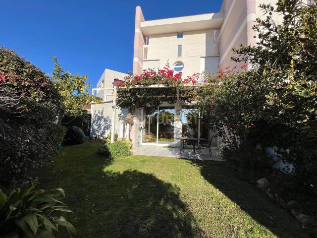 CASA UNIFAMILIAR ADOSADA ESQUINERA CON JARDÍN Y VISTAS AL MAR EN CASTELL PLATJA D’ARO