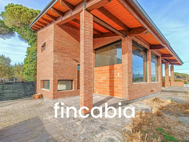 Casa unifamiliar aislada con piscina en venta en Sils: 459 m2 para transformar con proyecto