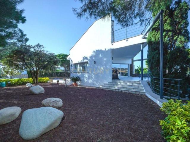 Casa unifamiliar con vistas al mar, gran parcela y garaje en Port de la Selva