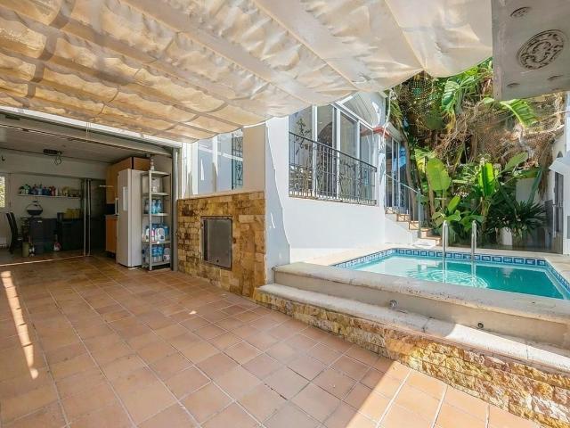 Casa unifamiliar con piscina, garaje y semisótano en Chiclana