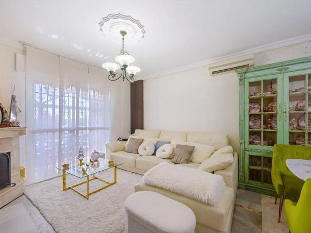Casa unifamiliar con piscina, garaje y semisótano en Chiclana