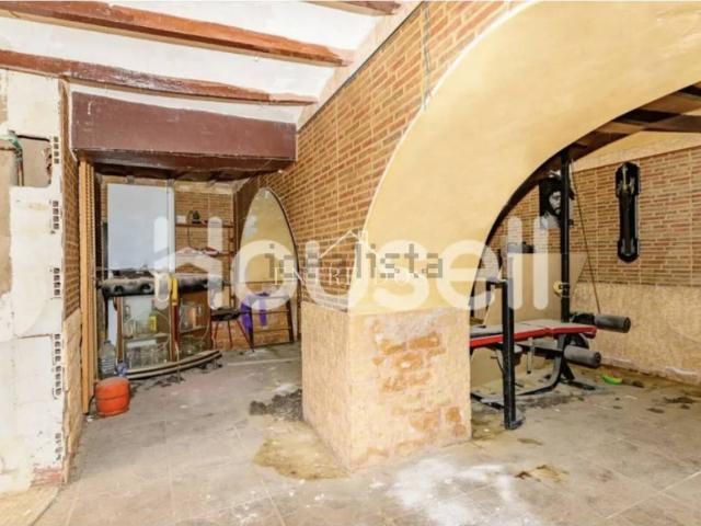 CASA UNIFAMILIAR DE 285 m² PARA REFORMAR – 4 alturas con terraza, azotea y buhardilla ONDA