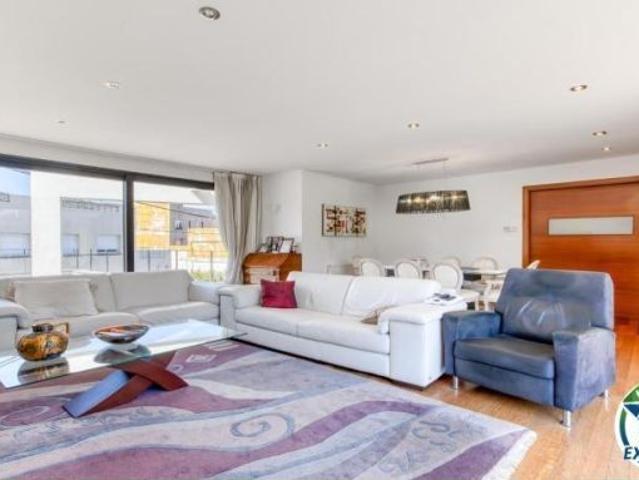 Casa unifamiliar exclusiva con ascensor, jardín y múltiples espacios independientes en Llançà
