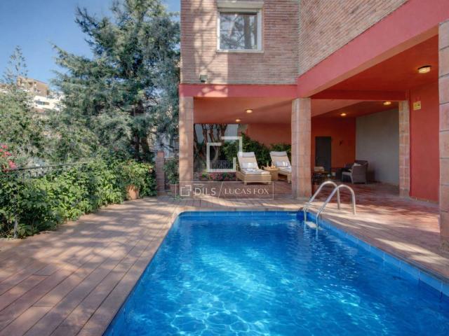 Casa unifamiliar en Ciudad Diagonal – Esplugues de Llobregat con vistas al mar, jardín privado, piscina y terraza panorámica