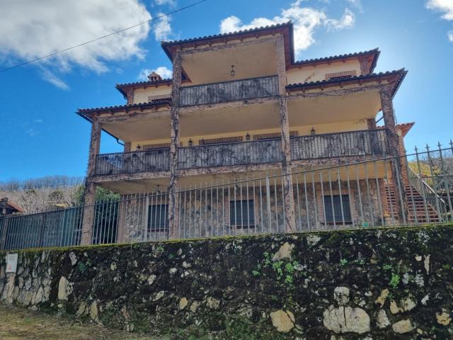 Casa adosada en venta en Valdastillas