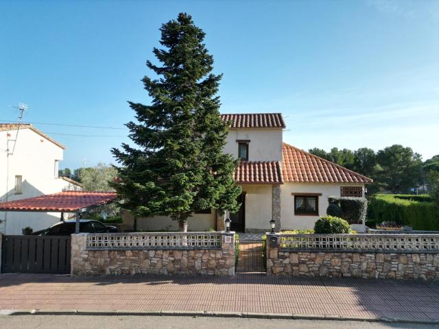 Casa unifamiliar situada en el Mas Vilà, a 500m. Del centro. 183m² Calonge