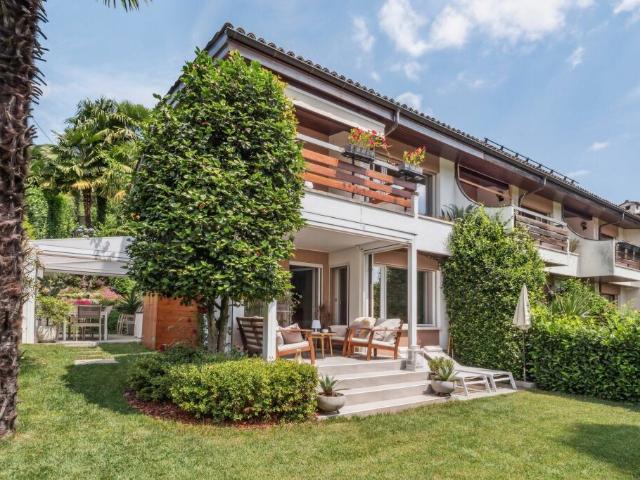 CASA UNIFAMILIARE ATTRAENTE CON PALME E PISCINA