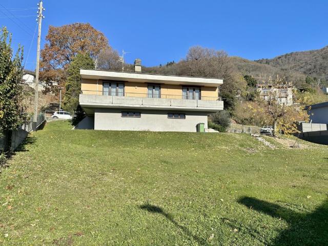 Casa unifamiliare con giardino e vista aperta