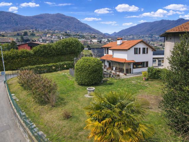 Casa unifamiliare con rustico, ampio giardino e piazzale privato