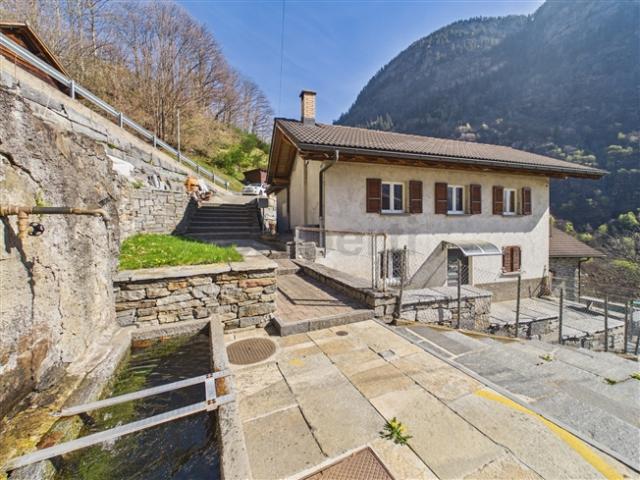 Casa unifamiliare con torba, giardino,vista panoramica RESIDENZA PRIMARIA E SECONDARIA IN VAL CALANCA