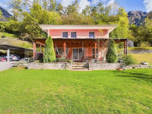 Casa unifamiliare indipendente con giardino e vista aperta