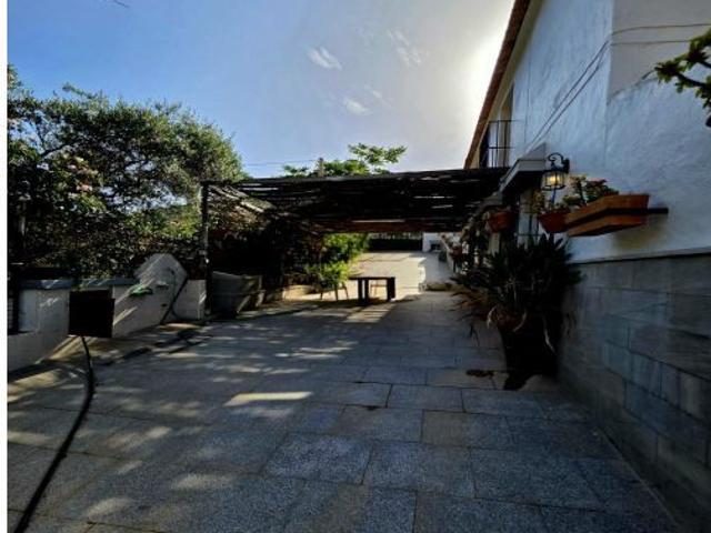 Casa Urbana de 270 m2 con Parcela Rústica de más de 1.800 m2 en Almogía