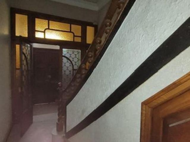 CASA URBANA DE ESTILO ARTDECO CON BAJO COMERCIAL