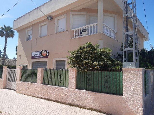Casa vallada en la ciudad