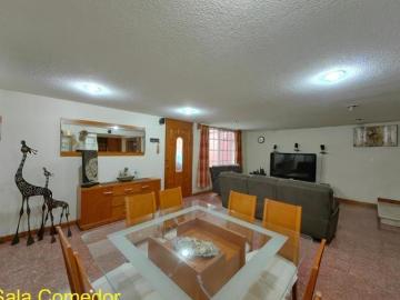 CASA VENTA EN COL. UNIDAD MODELO / 325m2