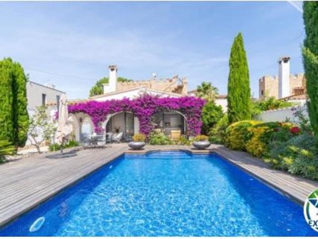 Casa Venta Roses, Centre