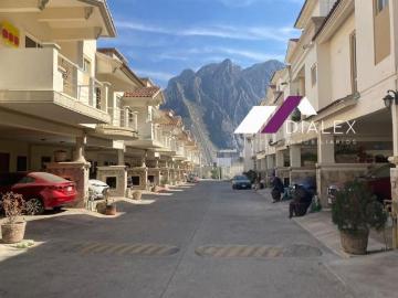 Casa VENTA tipo Towne House COL. PEDREGAL DE LA HUASTECA 3 NIVELES en Santa Catarina