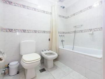 Casa Venta 6 ambientes 29 años, 280m2, 2 cocheras, Nazarre 6100, Versalles | Inmuebles Clarín
