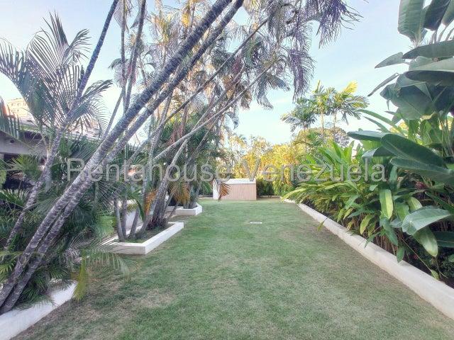 Casa venta 800 mtrs de terreno y 600 mts de construcción, remodelada a estrenar con acabados de primera, Planta electrica 100%. Terraza los Nisperos Valencia Carabobo Leida Falcon LF25 9092