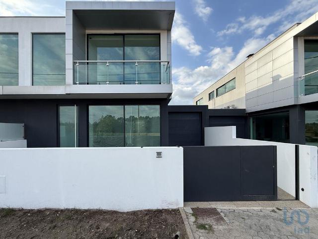 Casa / Villa T4 em Oliveirinha de 199,00 m² 199m² Oliveirinha