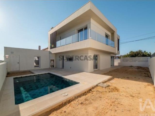 Casa / Villa T4 em Charneca de Caparica e Sobreda