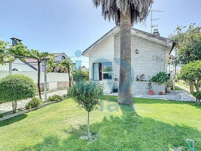 Casa / Villa T4 em Charneca De Caparica E Sobreda de 135,00 m²