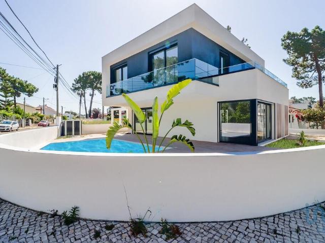 Casa / Villa T4 em Charneca De Caparica E Sobreda de 181,00 m²
