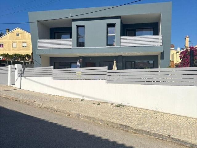 Casa / Villa T4 em Charneca De Caparica E Sobreda de 375,00. 375m² Charneca De Caparica