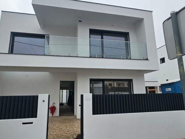 Casa / Villa T4 em Corroios de 200,00 m2