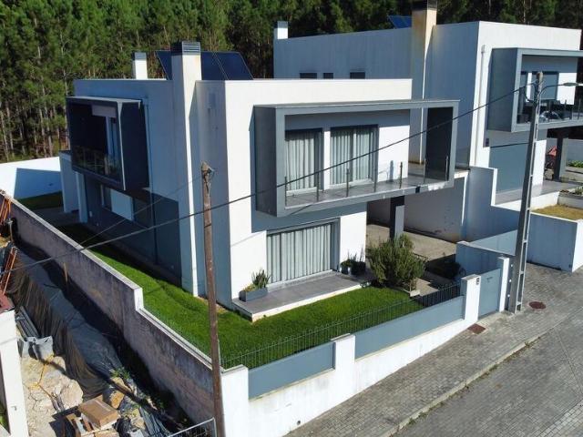 Casa / Villa T4 em Souto da Carpalhosa e Ortigosa de 293,00. 293m² Carreira e Fonte Coberta