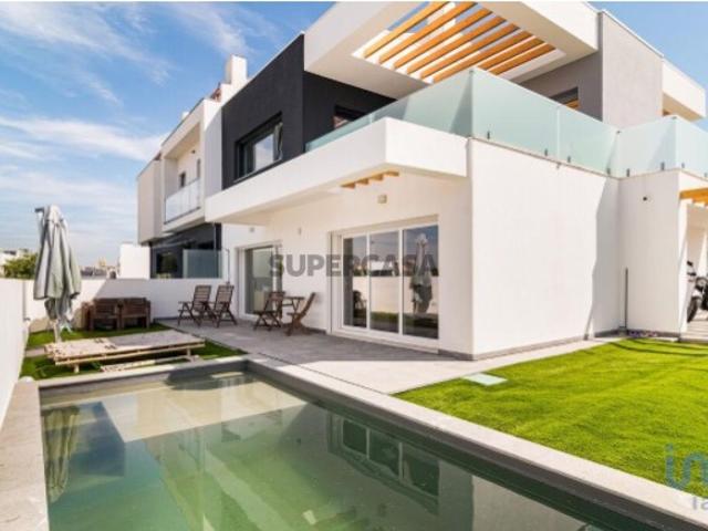 Casa / Villa T3 em Charneca De Caparica E Sobreda de 242,00 m²