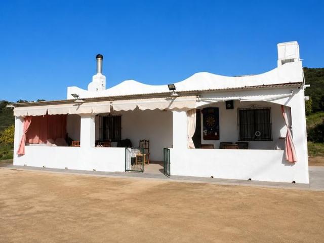 CASA Y FINCA EN UN ENTORNO PARADISIACO
