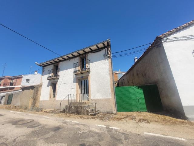 CASA Y TERRENO EN VENTA EN FRADES DE LA SIERRA ¡ESPECIAL!