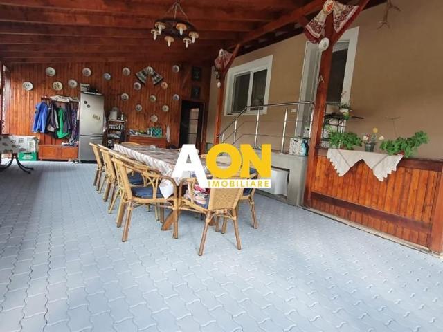 Casa 10 camere, 1000 mp teren, la asfalt, Barabant