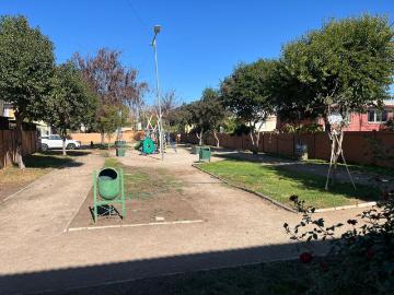 Casa 2 pisos, Estacionamiento techado y potencial de ampliación en Colina