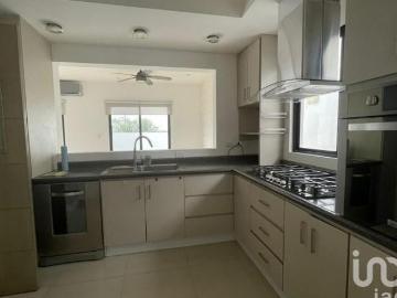 CASA 3 NIVELES CON EXCELENTE UBICACION Y VISTAS PRIVILEGIADAS