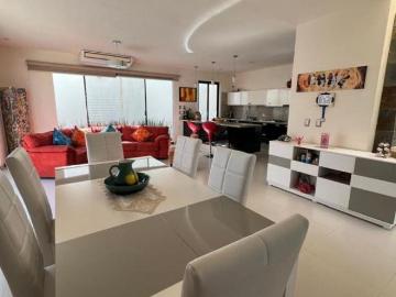 CASA 3 NIVELES CON PISCINA ZONA RESIDENCIAL PONIENTE DE LA CIUDAD