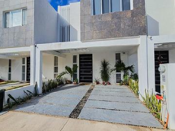 Casa · 3 Recámaras · Jardines Del Sur 6 · Alberca · Seguridad · Remodelada