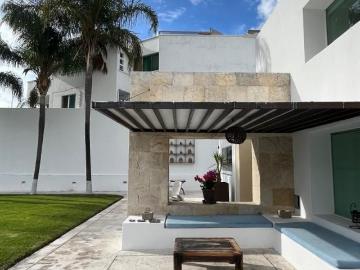Casa 3 recamaras Jaridn y alberca con vista a la ciudad