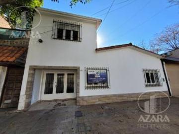 Casa 4 ambientes con patio y terraza, a mts de Av. Centenario!